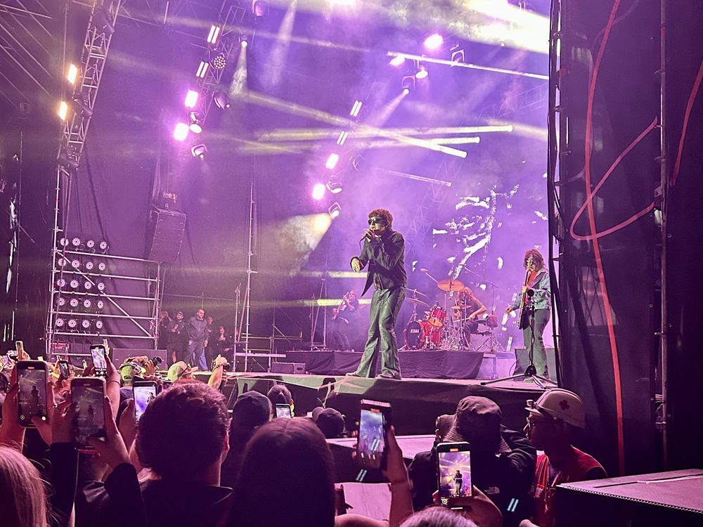 Provocador y magnético, Dillom ofreció un show intenso y lleno de actitud, seguido de cerca por sus fans.