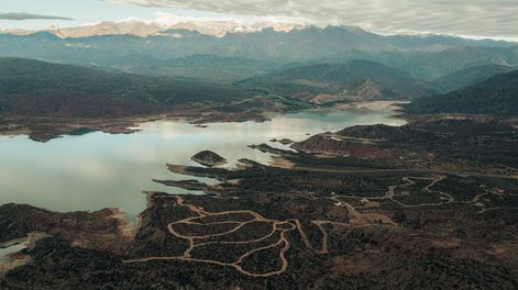 Cantos de Miralago: la apuesta de Dosados por un pueblo de montaña contemporáneo en la costa norte de Potrerillos