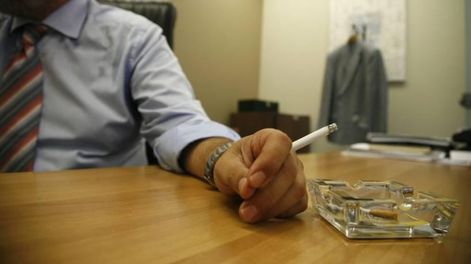 Fumar es un flagelo que no solo afecta la salud del fumador sino también de quienes lo rodean. Foto: AP