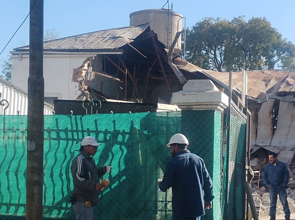 Comenzó la demolición de un histórico edificio en San Martín para construir un nuevo complejo policial. (Los Andes)