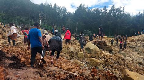 Los Andes | En esta imagen proporcionada por la Organización Internacional para las Migraciones, un grupo de personas cruza un área afectada por un deslave para llevar a la otra área de la aldea de Yambali, en Papúa Nueva Guinea, el sábado 25 de mayo de 2024. (Benjam