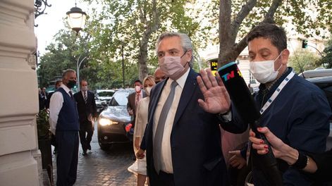 Los Andes | El presidente Alberto Fernandez llega al Baglioni Hotel Regina en la Via Veneto donde alojará durante su participación de la cumbre del G20. Foto: Foto: Victor Sokolowicz / Clarín