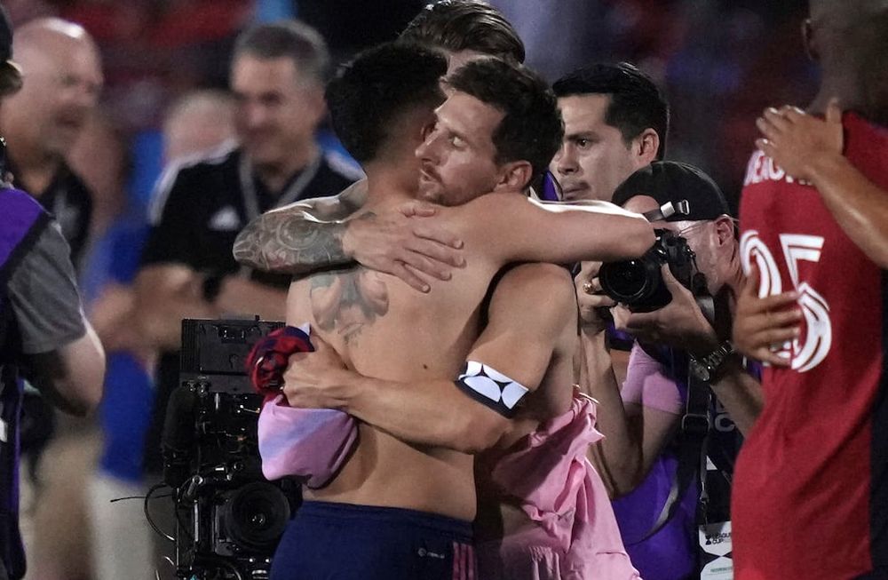 Alan Velasco y el abrazo del final del partido con Lionel Messi, y con la camiseta de la Pulga después de la victoria de Inter Miami sobre FC Dallas.