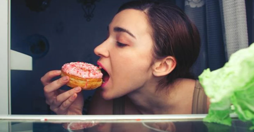 Cenas ricas en carbohidratos simples, pero pobres en proteínas, fibra y grasas saludables, generan picos de glucosa que son seguidos por caídas bruscas.