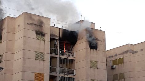Se incendió un departamento de un complejo de edificios en la cuarta sección de la Ciudad de Mendoza. Foto: Twitter