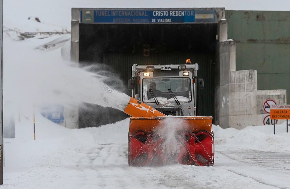 Paso Internacional cortado. Operativo de Vialidad Nacional, en Villa Las Cueva,s para despejar la nieve acumulada sobre Ruta Internacional 7. Foto: Ignacio Blanco / Los Andes