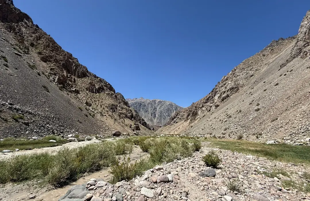 Un importante operativo de búsqueda y rescate se desplegó durante la noche del domingo en la zona de la Cascada del arroyo Agua Salada, en Pampas de Las Leñas, luego de que dos personas se extraviaran mientras realizaban una excursión de senderismo.