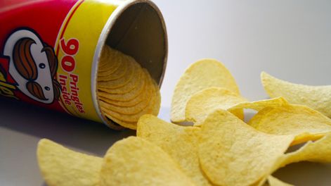 toda la vida comimos las pringles al reves: la marca asegura que esta es la unica forma correcta