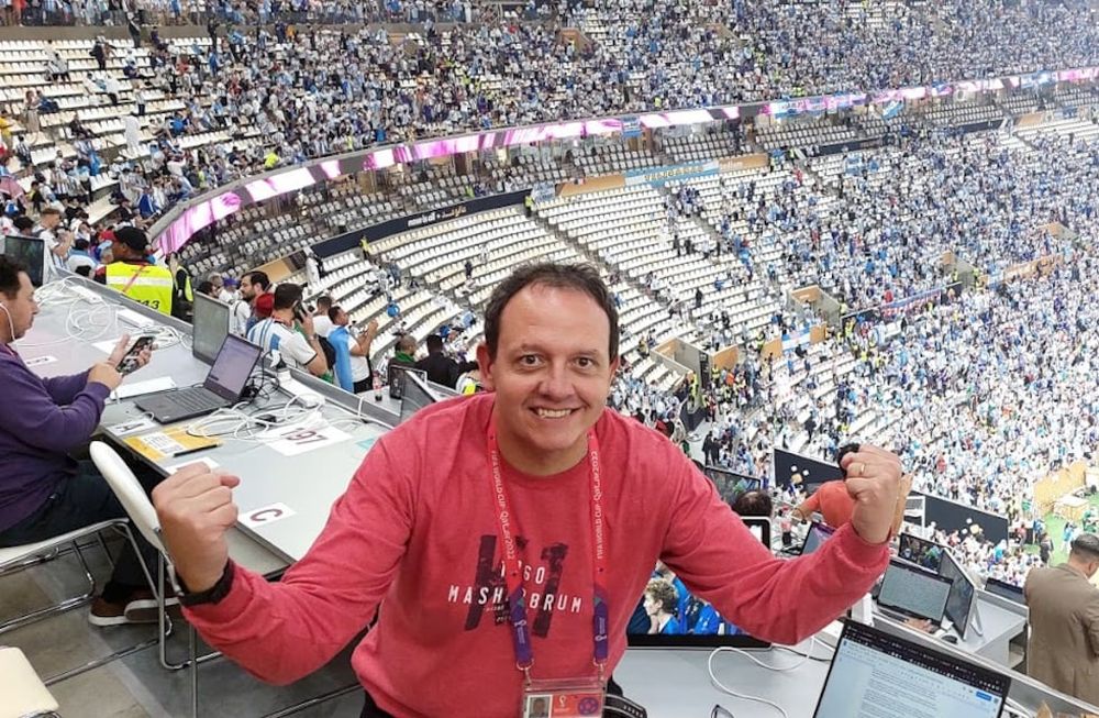 Diego Bautista, enviado especial de Los Andes al Mundial Qatar 2022, en pleno festejo tras el penal de Montiel en el Lusail. Inolvidable. / gentileza