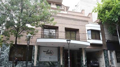 Frente del hotel Reina Victoria ubicado en calle San Juan 1127 de Ciudad, donde en una de las habitaciones encontraron a dos personas sin vida.Foto: José Gutierrez