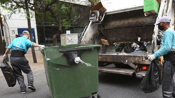 En Capital prometen que no se resentirá la recolección a pesar del paro.Obreros de la municipalidad de Capital, recolectando la basura sobre calle Garibaldi de Ciudad. / Foto archivo Los Andes