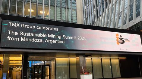 Esta mañana, la fachada de la Bolsa de Toronto celebró la realización de la Cumbre de Minería Sostenible Mendoza. Foto: Gentileza
