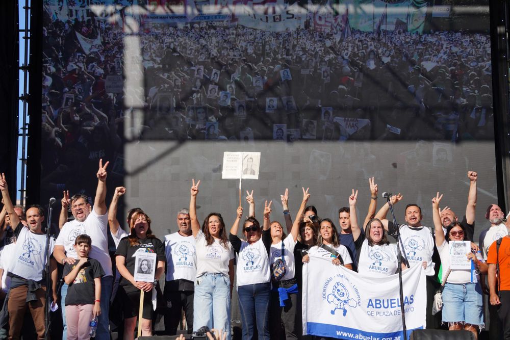 Organismos de derechos humanos realizarán hoy la marcha en Plaza de Mayo para conmemorar un nuevo aniversario del Golpe de Estado de 1976, que en esta oportunidad tendrá una simbología especial por cumplirse 50 años. En ese marco se realizarán movilizaciones en las ciudades más importantes del país por el Día de la Memoria, Verdad y Justicia, mientras que la principal convocatoria, como siempre, será en la histórica plaza frente a la Casa Rosada.