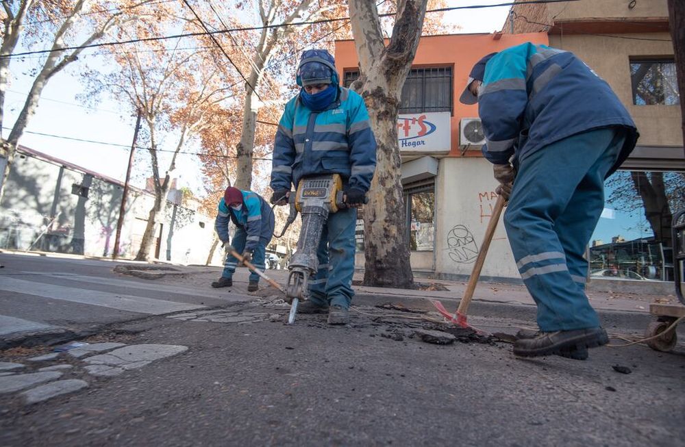 Avanzan los trabajos de bacheo, arbolado y desinfección en la Ciudad