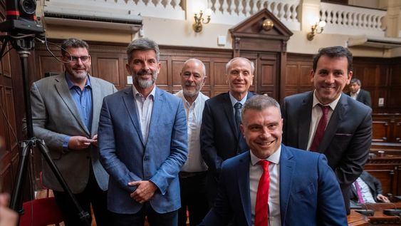 Ulpiano Suarez, Diego Costarelli, Tadeo Garcia Zalazar, Raúl Rufeil, Alejandro Morillas y Martín Kerchner, en la Legislatura. Foto: Ignacio Blanco / Los Andes