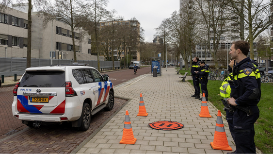 Agentes de policía permanecen en el lugar tras una explosión ocurrida durante la noche en una escuela judía en la calle Zeelandstraat, en el distrito de Buitenveldert de Ámsterdam, Países Bajos, el 14 de marzo de 2026. La alcaldesa Femke Halsema, la policía y la Fiscalía describieron el incidente como un ataque dirigido contra la comunidad judía.