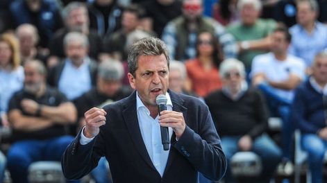 Los Andes | La CGT, las dos CTA y movimientos sociales se movilizan hacia la Plaza del Congreso para celebrar la sanción de la ley que modifica el impuesto a las Ganancias, para expresar su apoyo a las últimas medidas económicas tomadas por el Gobierno, en un acto en