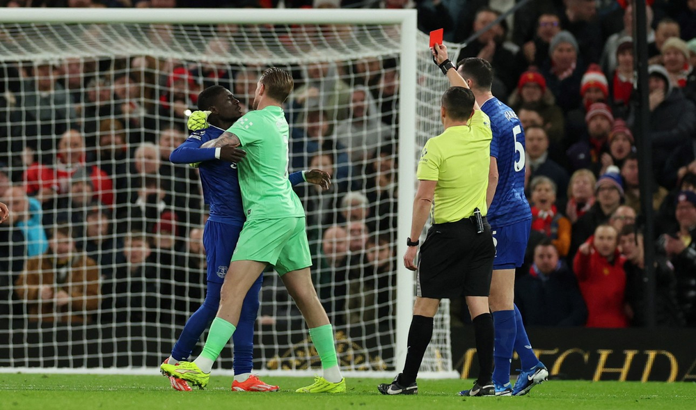 PREMIER LEAGUE. Idrissa Gueye, del Everton, fue expulsado durante el partido ante el Manchester United por una cachetada a su compañero Keane.&nbsp;