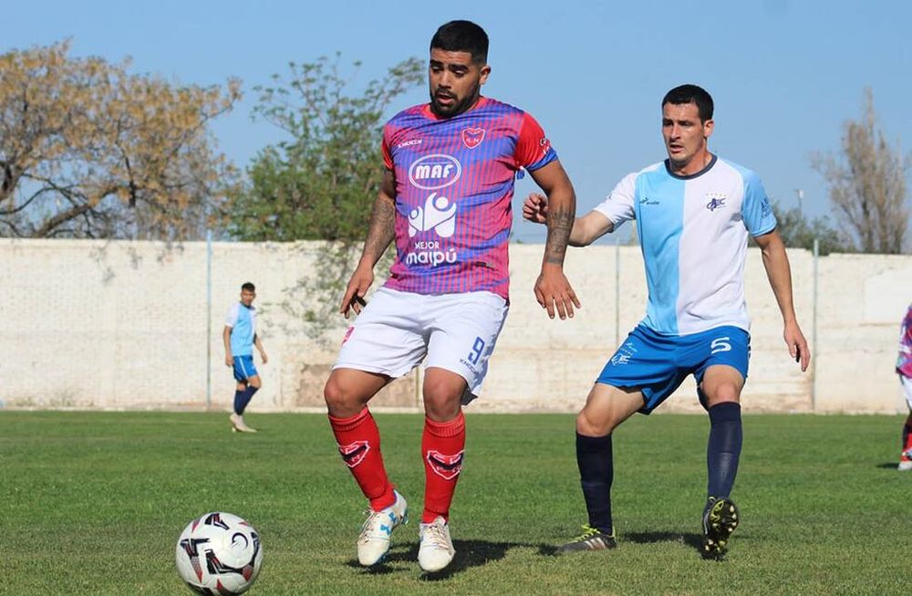 Paridad. Leandro Valenti (9), delantero de Rodeo del Medio, aguanta el balón ante la marca de Leonardo Espíndola (5), del CEC. En Gutiérrez hubo empate agónico del Toponero.