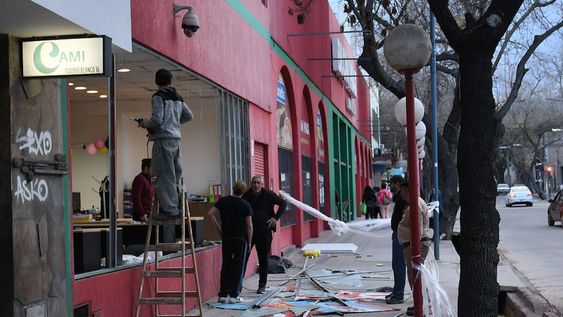 El pasado 21 de julio, las potentes ráfagas destrozaron las vidrieras de un mayorista en el Centro. | Foto: Marcelo Rolland / Los Andes