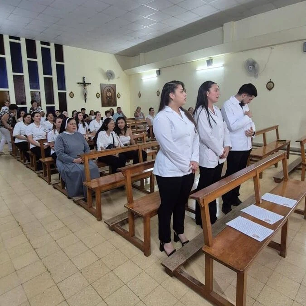 Así es el colegio al que asisitó de adolescente Emilia Mernes. Así es el colegio al que asisitó de adolescente Emilia Mernes.