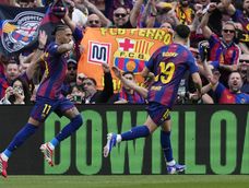 Fútbol. El delantero brasileño del FC Barcelona Raphinha (i) celebra tras anotar el 1-0 durante el partido de LaLiga entre el Barcelona y el Sevilla disputado en el Camp Nou en Barcelona, este domingo Fútbol. El delantero brasileño del FC Barcelona Raphinha (i) celebra tras anotar el 1-0 durante el partido de LaLiga entre el Barcelona y el Sevilla disputado en el Camp Nou en Barcelona, este domingo