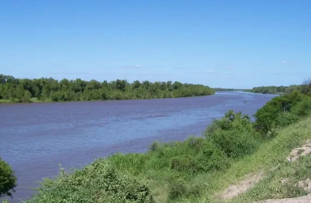 Un hombre murió ahogado al intentar rescatar una botella de vino del río. Gentileza Diario Chaco