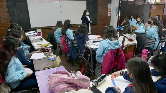 Desde la primaria hasta la secundaria, los docentes se enfrentan al desafío de aplicar nuevas técnicas o seguir con las tradicionales. Foto: Orlando Pelichotti / Los Andes