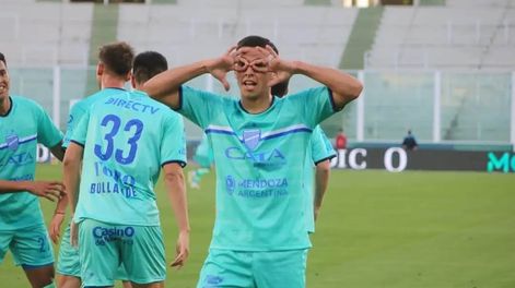 Los Andes | Valentín Burgoa celebra el primer gol tombino en el partido de Godoy Cruz ante Racing por la Copa Argentina.