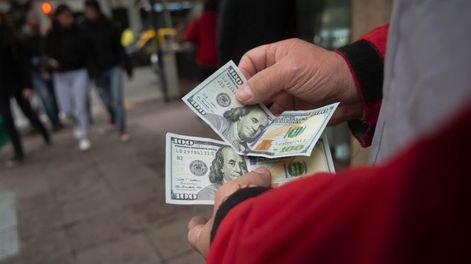 El dólar se vende en el mercado financiero,
