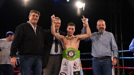 Maxi Segura se consagró campeón Feconsur CMB y recibió el cinturón de manos de Mario Abed, vicegobernador de  y Héctor Ruiz, intendente de Junín.