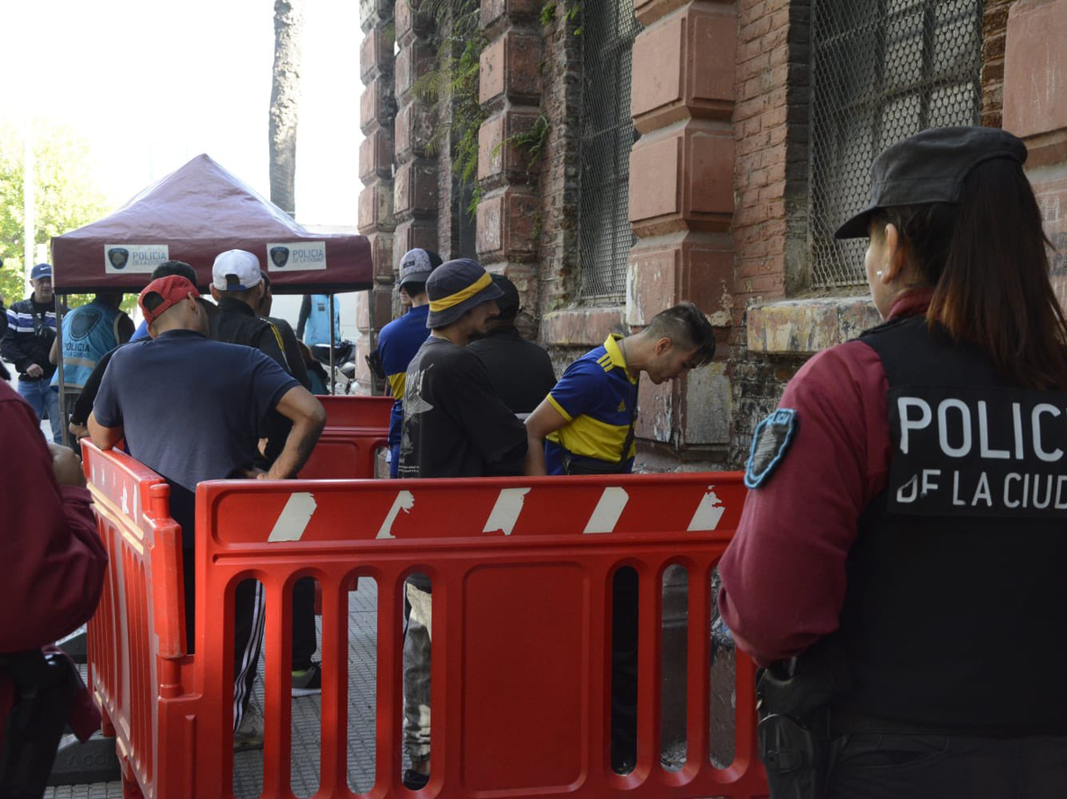 La Policía de la Ciudad de Buenos Aires demoró a más de 100 trapitos durante el partido entre Boca y Barracas Central