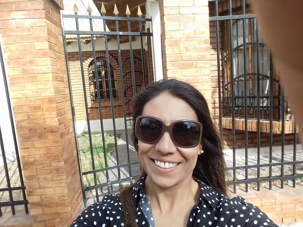 Julieta Gentile, la actriz que interpreta a "la imputada" en la obra Comodoro 3,14, sobre la causa Vialidad que condenó a Cristina Fernández de Kirchner.