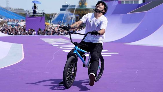 Gil José Torres, de Argentina, realiza un truco frente a una pantalla de video durante la final del parque masculino de ciclismo BMX estilo libre en los Juegos Olímpicos de Verano de 2024, el miércoles 31 de julio de 2024, en París, Francia. (Foto AP/Frank Franklin II)