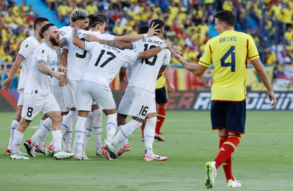 AMDEP385. BARRANQUILLA (COLOMBIA), 12/10/2023.- Mathías Olivera (c) de Uruguay celebra su gol hoy, en un partido de las Eliminatorias Sudamericanas para la Copa Mundial de Fútbol 2026 entre Colombia y Uruguay en el estadio Metropolitano en Barranquilla (Colombia). EFE/ Mauricio Dueñas Castañeda