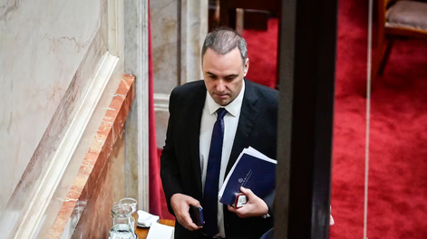 La Justicia le impuso una restricción a Manuel Adorni: deberá avisar antes de salir del país.