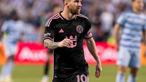 El argentino Lionel Messi, del Inter Miami, disputa el encuentro del sábado 13 de abril de 2024, ante el Sporting Kansas City (AP Foto/Nick Tre. Smith)