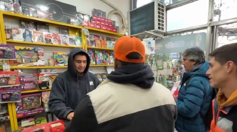 Compran cajas: argentinos arrasan en Chile con el álbum y las figuritas del Mundial 2026
