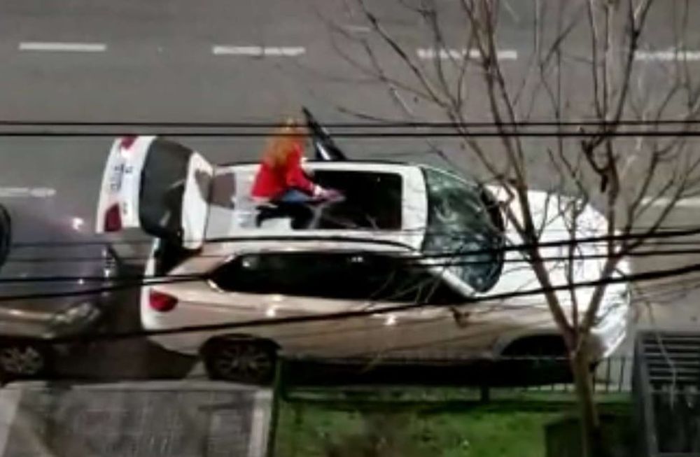 Por motivos que aún se desconocen se puede ver en el video viralizado como la mujer, se sube al vehículos con un matafuegos en la mano y comienza a destruir el auto de alta gama.