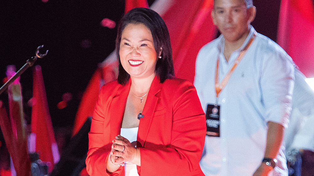 La candidata derechista Keiko Fujimori (c), reacciona durante el cierre de campaña este jueves, en Lima (Perú). Fujimori y el izquierdista Roberto Sánchez cerraron la campaña electoral para la segunda vuelta de las elecciones presidenciales de Perú, que se debate entre devolver al fujimorismo al gobierno o reivindicar un proyecto de izquierda tras el gobierno interrumpido de Pedro Castillo (2021-2022).  