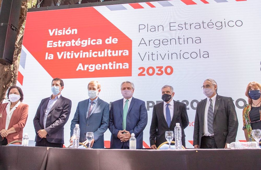 La mesa de autoridades contó con la presencia de Hilda Vaieretti, Eduardo de Pedro, Rodolfo Suarez, Alberto Fernández, José A. Zuccardi, Luis Basterra y Susana Mirassou.