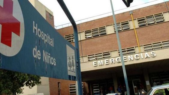 El nene quedó internado en el hospital de Niños en gravísimo estado luego de haber ingresado con un grave golpe en la cabeza, que finalmente le causó la muerte.