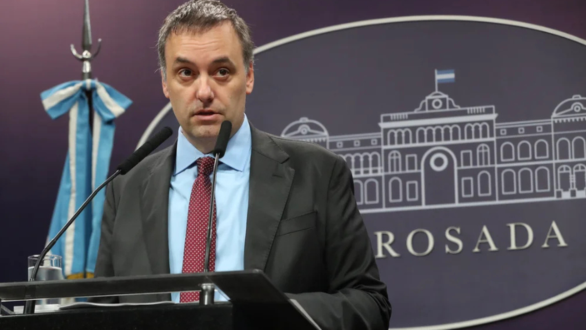 Las dos jubiladas que le prestaron dólares a Manuel Adorni declararán en tribunales