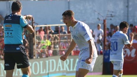 Gonzalo Abrego festeja la apertura del marcador para Godoy Cruz ante Barracas Central / Prensa Club Godoy Cruz.