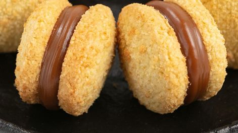 Cómo hacer deliciosos alfajores de coco y dulce de leche, fáciles y rápidos