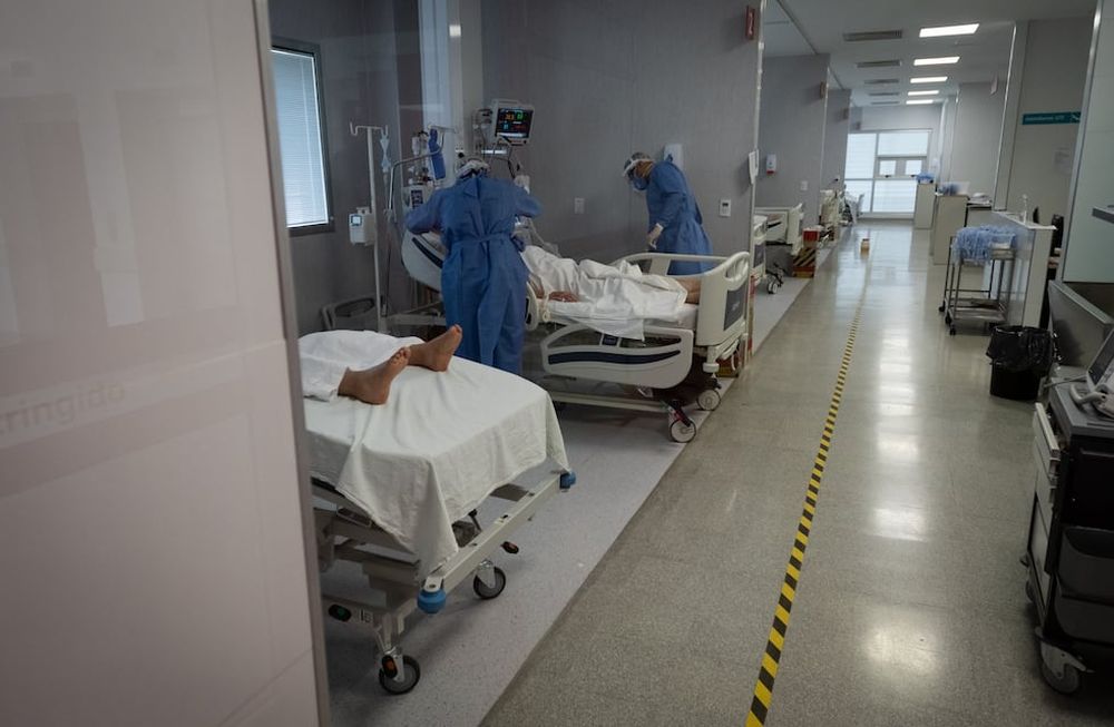 Unidad de Terapia Intensiva UTI donde estan los pacientes graves que requieren respiradores mecanicos en el hospital Central. Ignacio Blanco / Los Andes