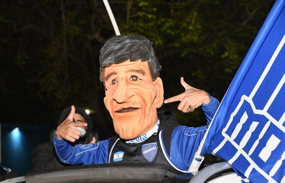Los hinchas tombinos hicieron un banderazo por el club en los alrededores del Feliciano Gambarte en la previa del clásico con Independiente Rivadavia.