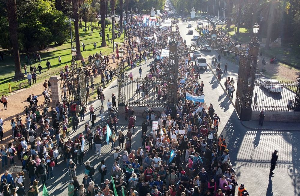 Mendoza 23 de abril de 2024 Marcha en defensa de la educación pública y contra el recorte de fondos para las universidades. Miles de mendocinos marcharon desde la UNCuyo hasta la plaza Independencia. Foto: Marcelo Rolland / Los Andes