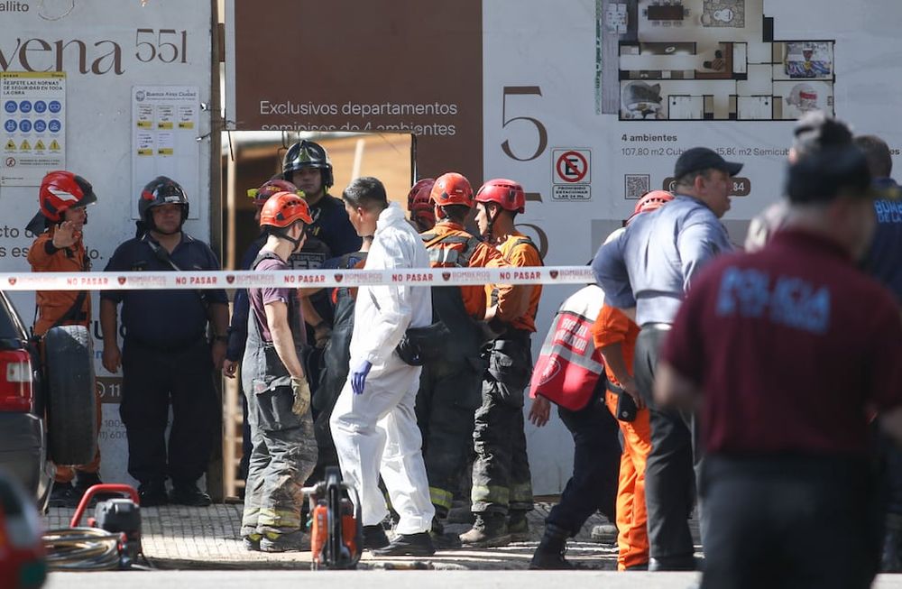 Pasadas las dos de la tarde buscaban entre los desaparecidos a un hombre también de 80 años que finalmente fue encontrado con vida y llevado al Hospital Durand. Foto NA: Mariano Sánchez