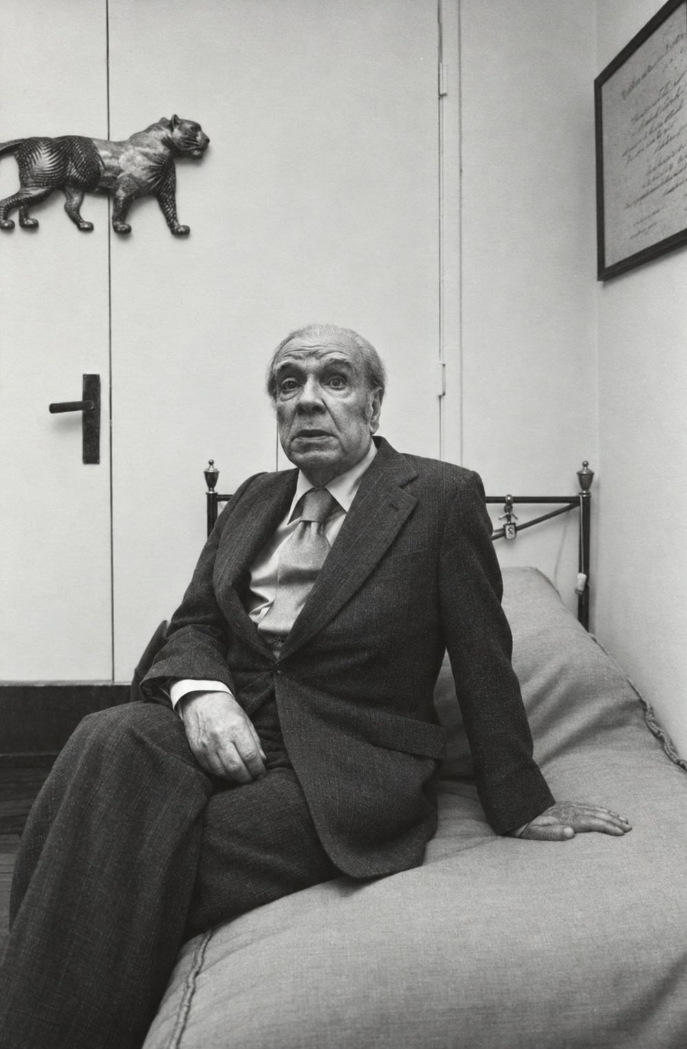 Portada del suplemento de Página/12 con Borges en su habitación. Sobre la pared se distingue el diploma del primer doctorado honoris causa que recibió en su vida, otorgado en Mendoza por la Universidad Nacional de Cuyo.
